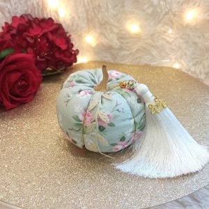 Γούρι Κολοκύθα Φλοράλ Μέντα με Μεταλλικό Κοτσάνι