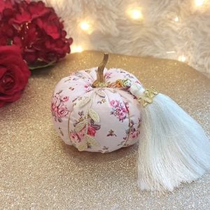 Γούρι Κολοκύθα Ροζ Φλοράλ με Μεταλλικό Κοτσάνι