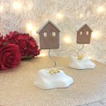 Γούρι Κεραμικό Σπίτι Μπεζ σε Βάση