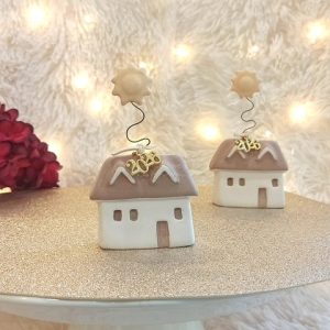 Γούρι Κεραμικό Σπιτάκι Καφέ με Ήλιο