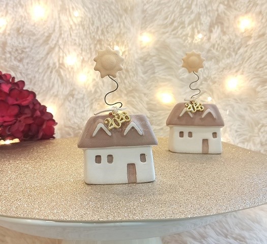 Γούρι Κεραμικό Σπιτάκι Καφέ με Ήλιο