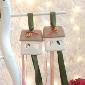 Γούρι Κρεμαστό Σπιτάκι Μπεζ με Καρδιές