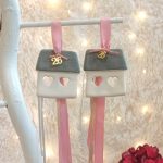 Γούρι Κρεμαστό Σπιτάκι Γκρι με Καρδιές