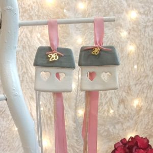 Γούρι Κρεμαστό Σπιτάκι Γκρι με Καρδιές