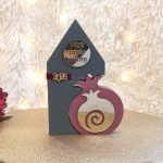 Γούρι Διπλό Σπίτι Γκρι με Ρόδι Μπορντό και Ευχές